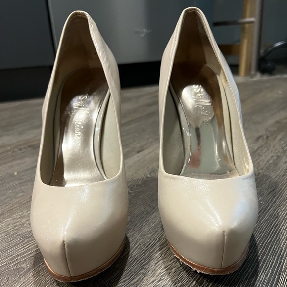Guess by Marciano Beige Leather Platform Heel Pumps - Picture 3 of 6
